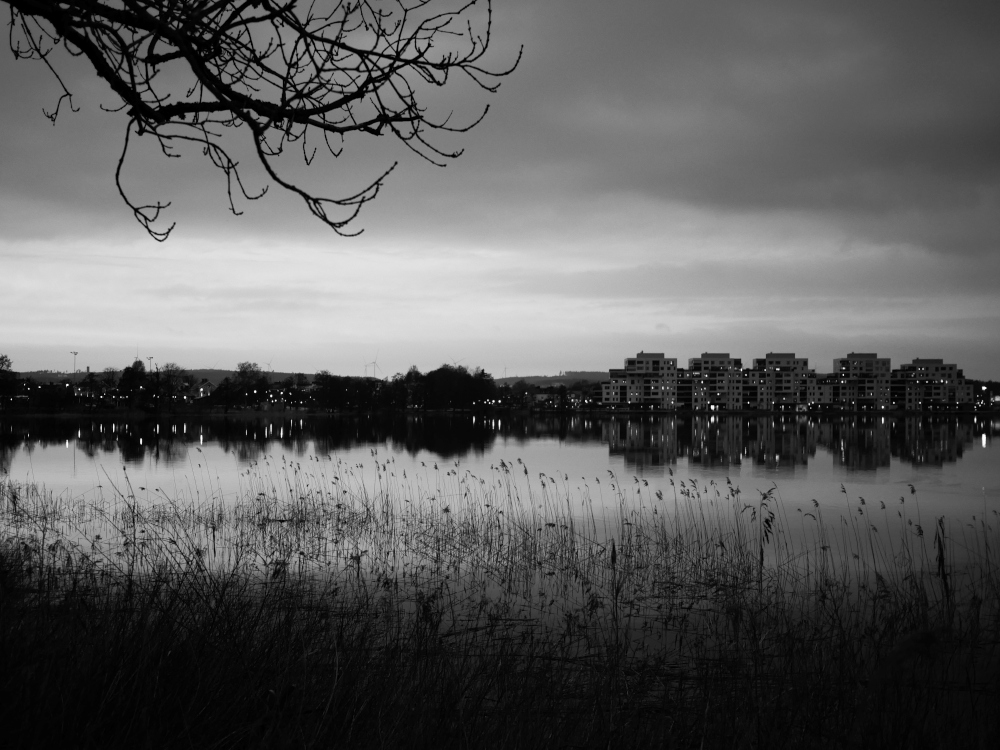 Svartvit solnedgång i Alingsås