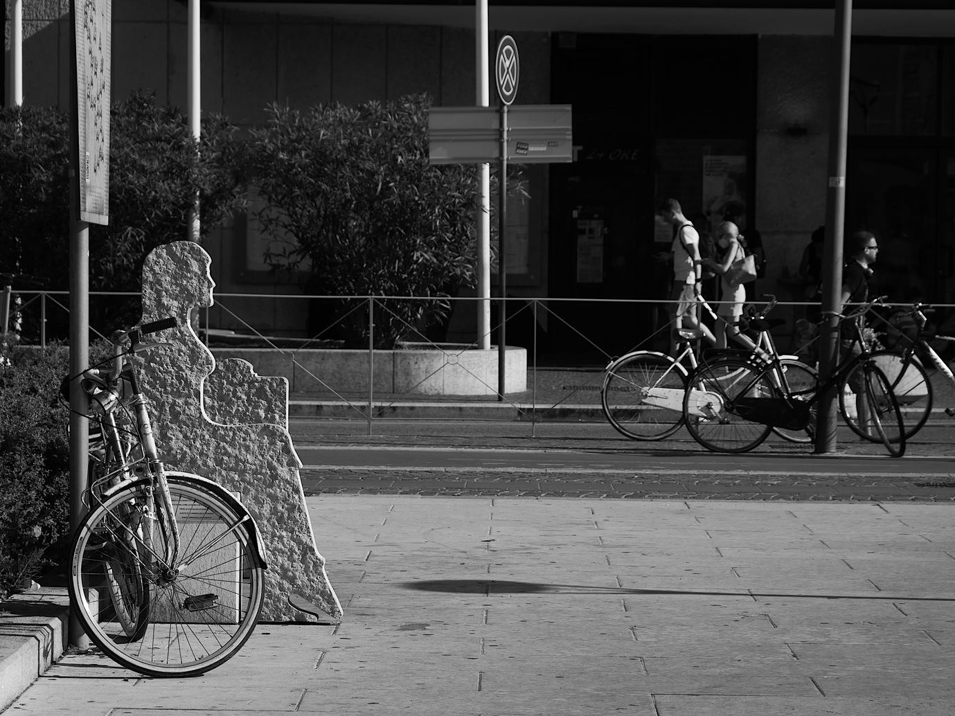 Donna in sedia a rotelle davanti alla stazione di Verona Porta Nuova