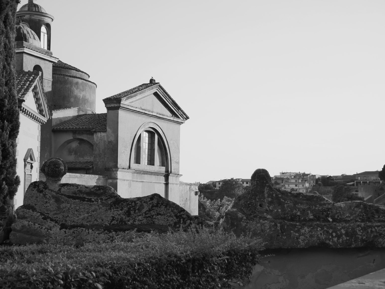 Tuscania, due sarcofagi etruschi ammirano il panorama